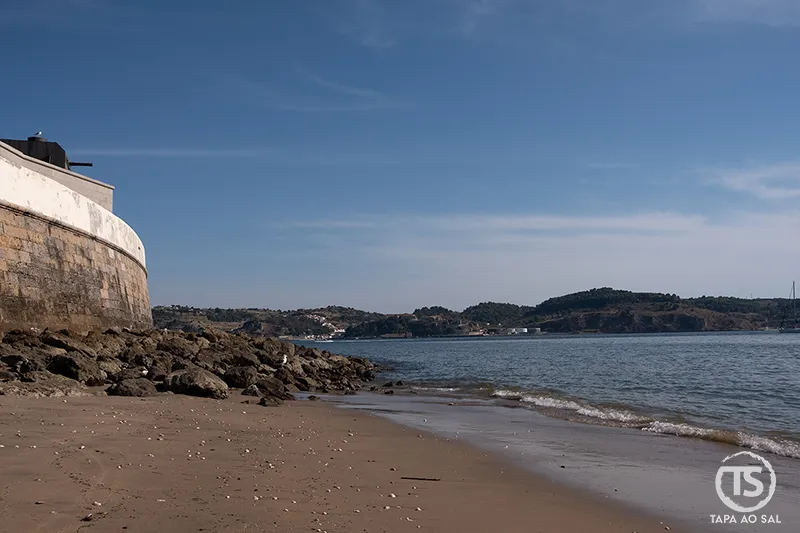 Praia junto a Belém em Lisboa, opção gratuita para visitar Lisboa com vista para o Tejo