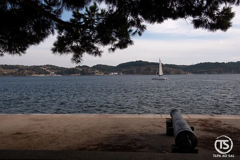 Vista do Tejo em Belém com veleiro e canhão histórico, cenário junto ao rio a incluir no que visitar em Lisboa