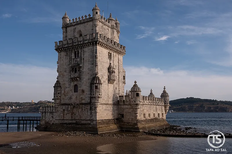 Torre de Belém em Lisboa junto ao Tejo, monumento central da secção Belém e a memória dos Descobrimentos