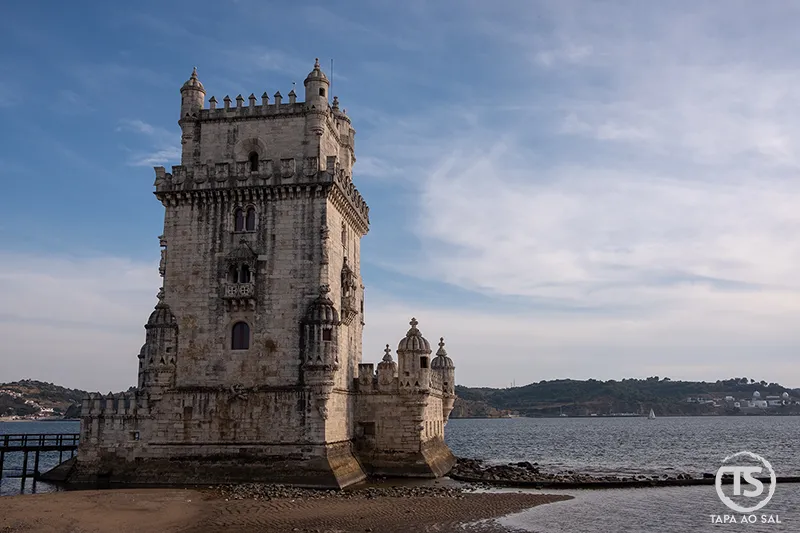 Torre de Belém em Lisboa vista da margem do Tejo, um dos monumentos mais emblemáticos para visitar na cidade