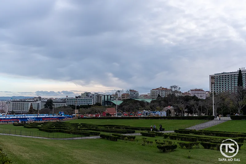 Parque Eduardo VII em Lisboa com jardins geométricos e vista urbana, espaço verde a incluir no que visitar em Lisboa