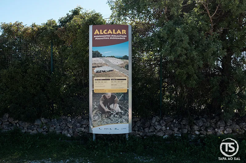 Painel informativo dos Monumentos Megalíticos de Alcalar à entrada do recinto arqueológico