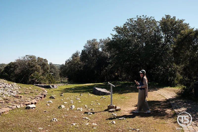 Visitante junto aos Monumentos Megalíticos de Alcalar na necrópole pré-histórica de Mexilhoeira Grande