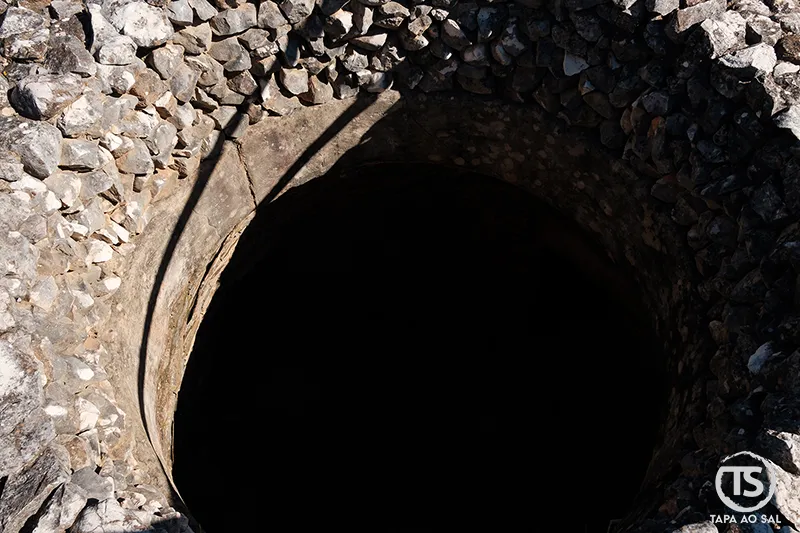 Abertura vertical de túmulo na necrópole de Alcalar ligada aos rituais funerários pré-históricos