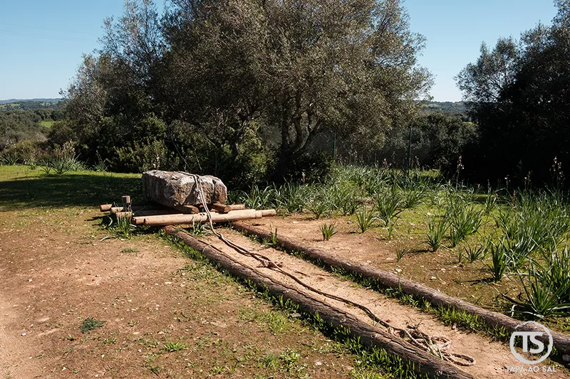Reconstituição de transporte de pedra na necrópole de Alcalar ligada à comunidade do Calcolítico