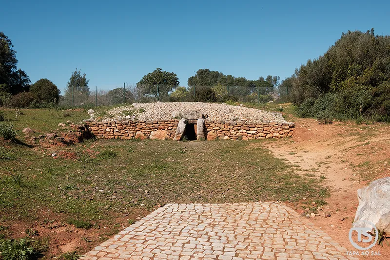 Monumento megalítico de Alcalar com entrada em pedra e corredor de acesso na necrópole de Alcalar