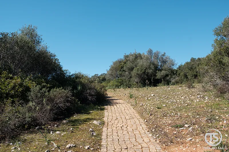 Percurso pedonal entre os túmulos de Alcalar na necrópole de Alcalar