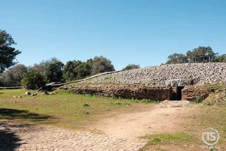 Monumentos megalíticos de Alcalar com túmulo circular e entrada em pedra na necrópole de Alcalar