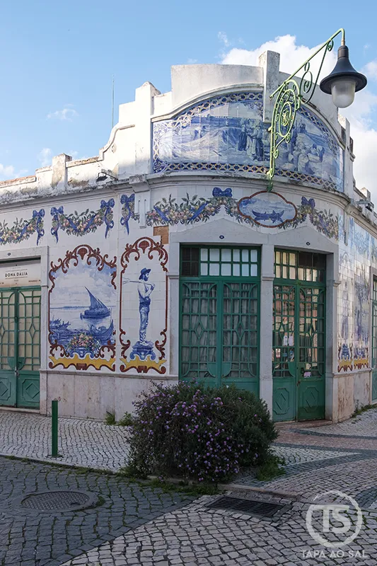 Edifício com azulejos tradicionais no centro de Vila Franca de Xira
