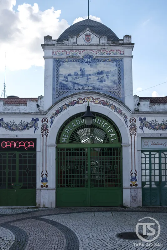 Entrada do Mercado Municipal de Vila Franca de Xira com azulejos decorativos