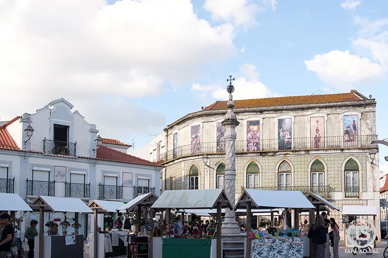 Praça com mercado e edifícios históricos em Vila Franca de Xira