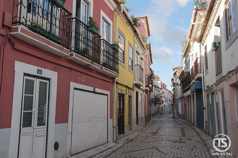 Rua típica do centro de Vila Franca de Xira com casas coloridas