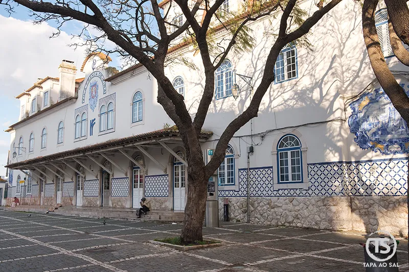 Fachada da estação de comboios de Vila Franca de Xira com azulejos tradicionais