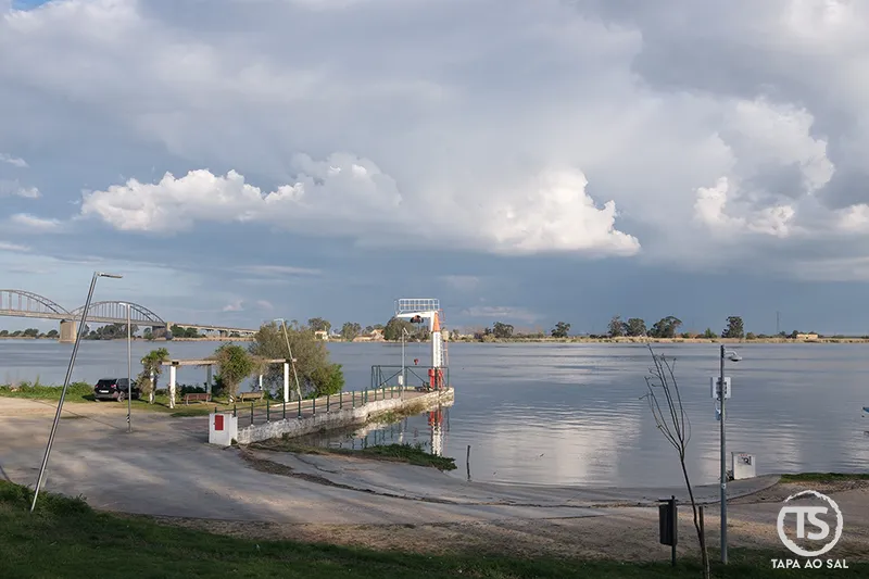 Margem do Tejo em Vila Franca de Xira com cais e paisagem ribeirinha