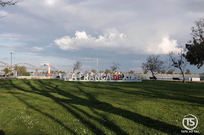 Letreiro de Vila Franca de Xira junto à frente ribeirinha e ao rio Tejo