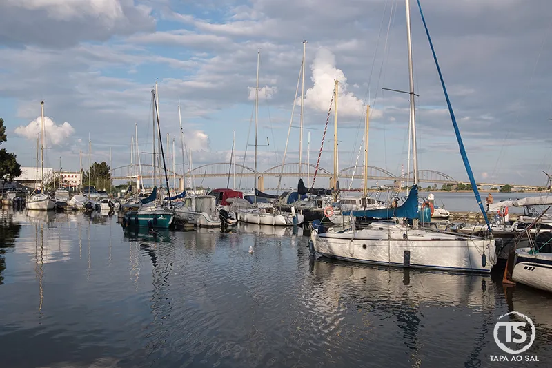 Para esta imagem, encaixa muito bem numa secção ligada à frente ribeirinha, Tejo ou relação da cidade com o rio.