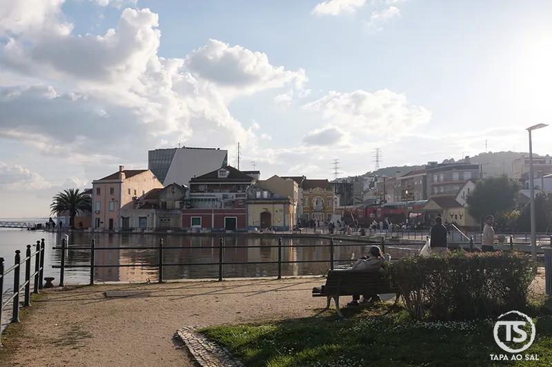 Frente ribeirinha de Vila Franca de Xira ao fim da tarde junto ao Tejo