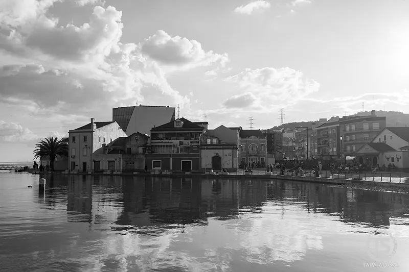 Frente ribeirinha de Vila Franca de Xira refletida no Tejo
