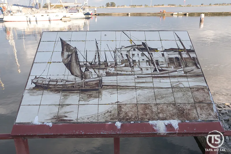 Painel ilustrativo de barcos tradicionais junto ao Tejo em Vila Franca de Xira