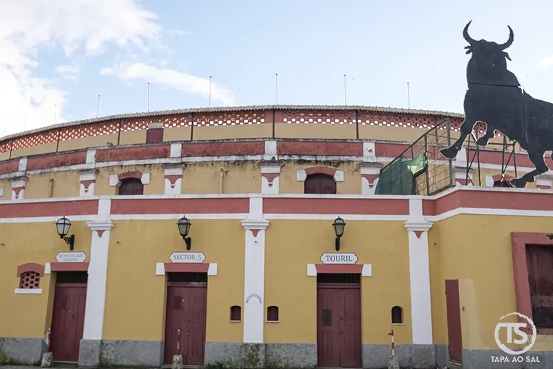 Praça de Touros Palha Blanco em Vila Franca de Xira com estátua de touro